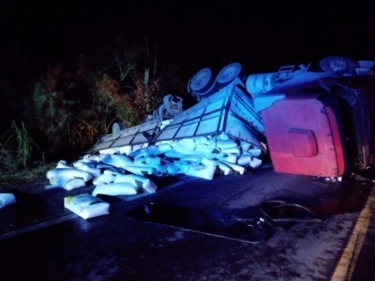 Carreta tomba e motorista tem lesões leves na BR-392 em São Sepé