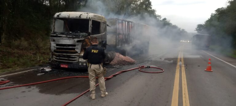 Caminhão com placas de São Sepé pega fogo na BR-392