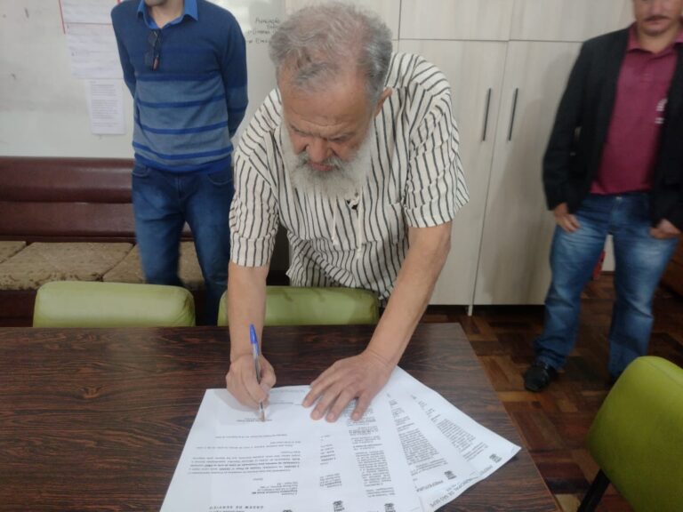 Prefeito assina ordem de serviço de ampliação da Escola Leonardo Kurtz