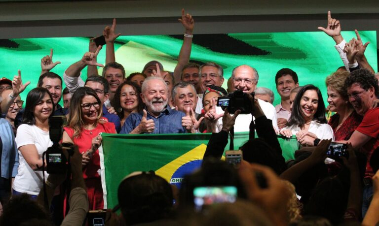 Na primeira fala como eleito, Lula diz que combate à miséria é sua missão