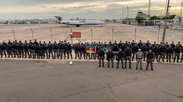 Policiais militares do RS embarcam para reforçar segurança no Distrito Federal