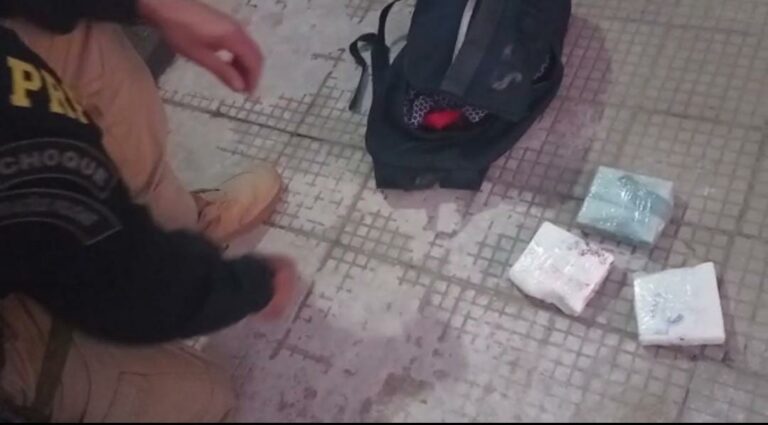 PRF prende passageiro de ônibus com cocaína em Bagé