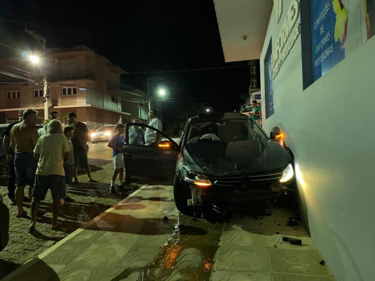Carro vai parar na calçada após colisão no Centro de São Sepé