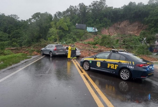 Chuva causa bloqueios em rodovias do Rio Grande do Sul.