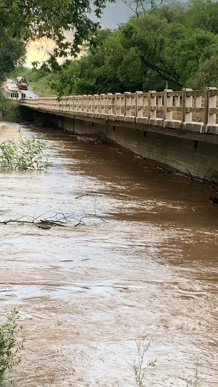 O DNIT acabou liberando o trânsito de veículos leves na ponte do Arroio Bossoroca, a restrição permanece para veículos pesados.