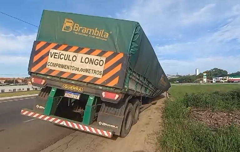 Caminhão bitrem carregado com farinha se desprende da carroceria na BR-158 em Santa Maria.