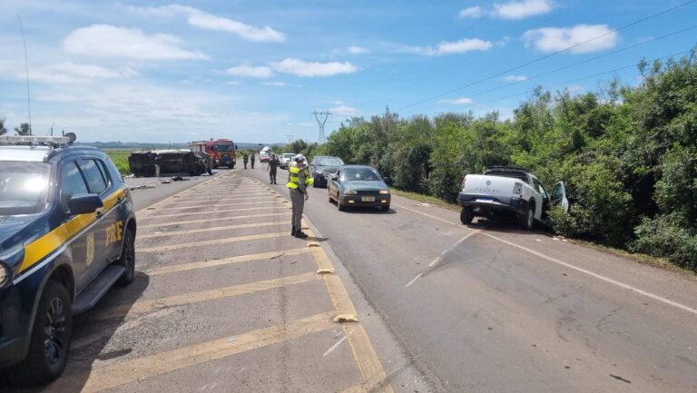 Colisão entre ambulância e uma saveiro deixa 6 feridos no trevo de acesso ao município de Mata.