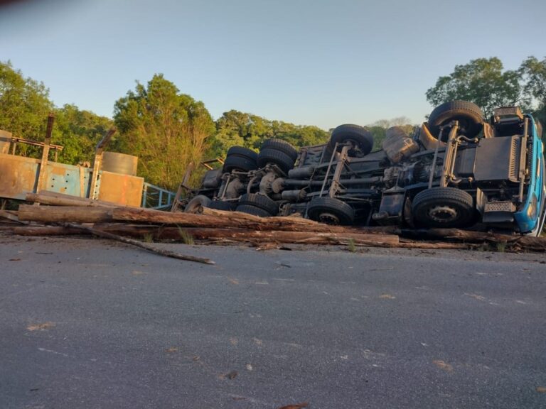 Carreta tombada interdita um lado da pista da Br 290 no trecho de Vista Alegre, próximo ao Posto Boqueirão.