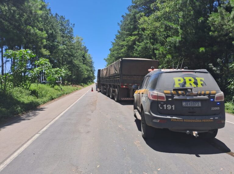 Acidente envolvendo dois caminhões Bitrens deixou uma pessoa ferida.