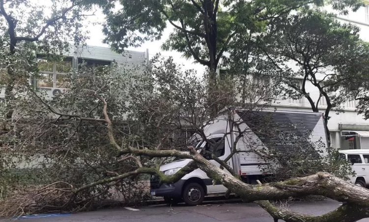 RGE trabalha para restabelecer a energia elétrica a clientes na região central.
