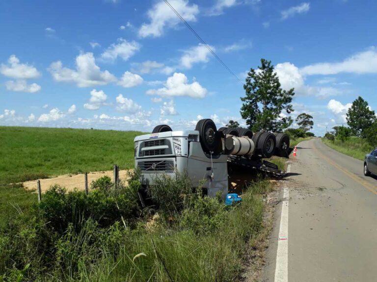 Acidente na ERS-149 teve caminhão tombado com carga de arroz.