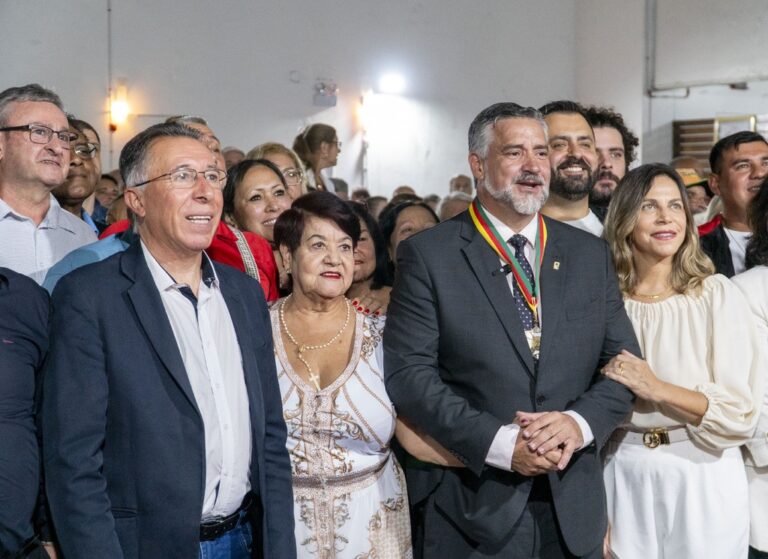 Assembleia Legislativa homenageia ministro Paulo Pimenta com Medalha do Mérito Farroupilha em Santa Maria.