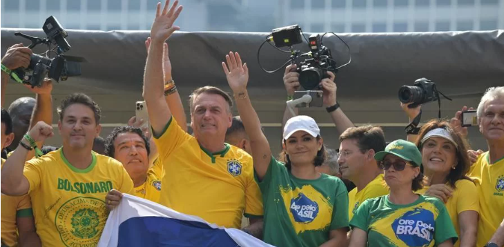 Na Avenida Paulista em SP, Bolsonaro pede foco nas eleições 2024 e 2026.