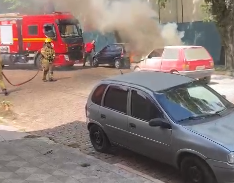 Corpo de Bombeiros é acionado para conter chamas em veículo próximo ao Colégio Madre Júlia