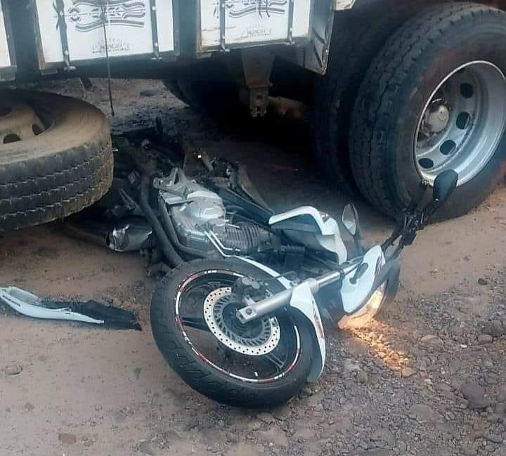 Acidente entre motocicleta e caminhão faz duas vítimas fatais em Dona Chica.