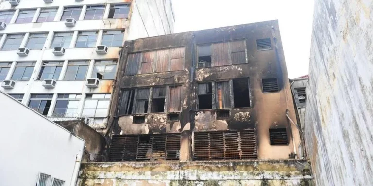 Permanecem hospitalizadas 6 pessoas após incêndio em pousada de Porto Alegre.