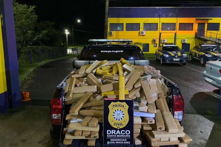 Três suspeitos são presos transportando meia tonelada de maconha.