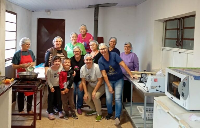 Grupo de mulheres se unem para arrecadação de alimentos e confecção de pães