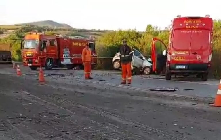 Grave acidente deixou vitima fatal em colisão entre carro e caminhão na BR-392 em Caçapava do Sul.