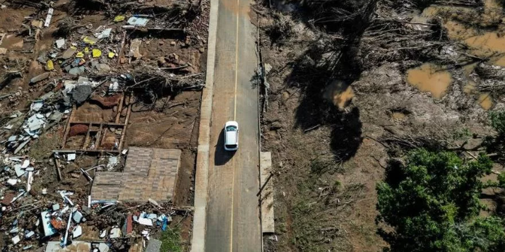 Bombear água represada na área metropolitana de Porto Alegre, e fechar provisoriamente pontos críticos, é a meta do Governo Federal, diz Pimenta.