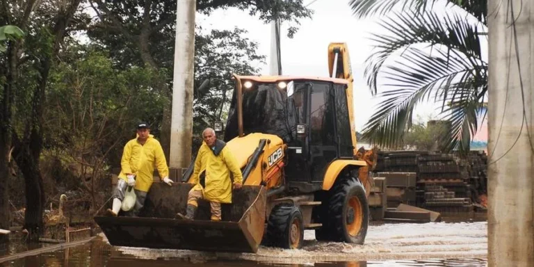 Água sobe, inunda ruas e expulsa moradores de Eldorado do Sul