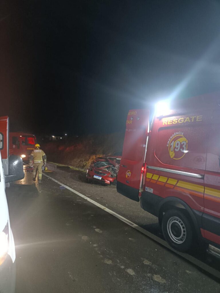 Acidente tipo colisão envolvendo carro e ônibus deixou uma pessoa ferida presa nas ferragens.