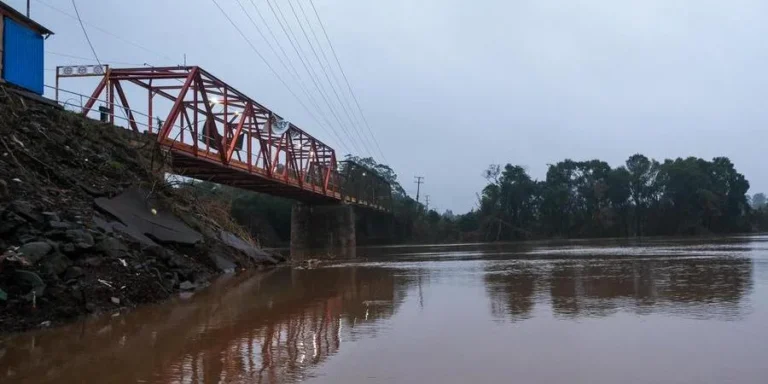 Ponte de ferro entre Lajeado e Arroio do Meio é bloqueado por conta da enchente.