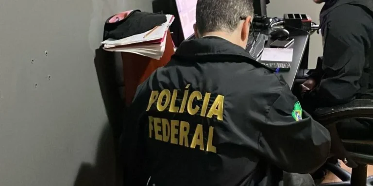 Polícia Federal resgata menino e prende dois homens em operação contra abuso sexual infantil no RS.