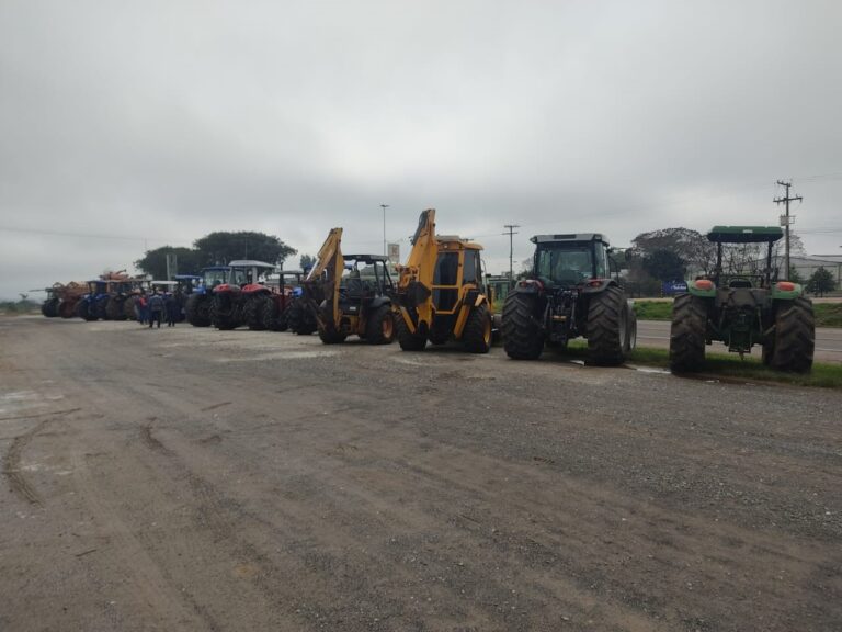 MOBILIZAÇÃO SOS AGRO RS ESTÁ ACONTECENDO EM FRENTE AO POSTO COTRISEL.