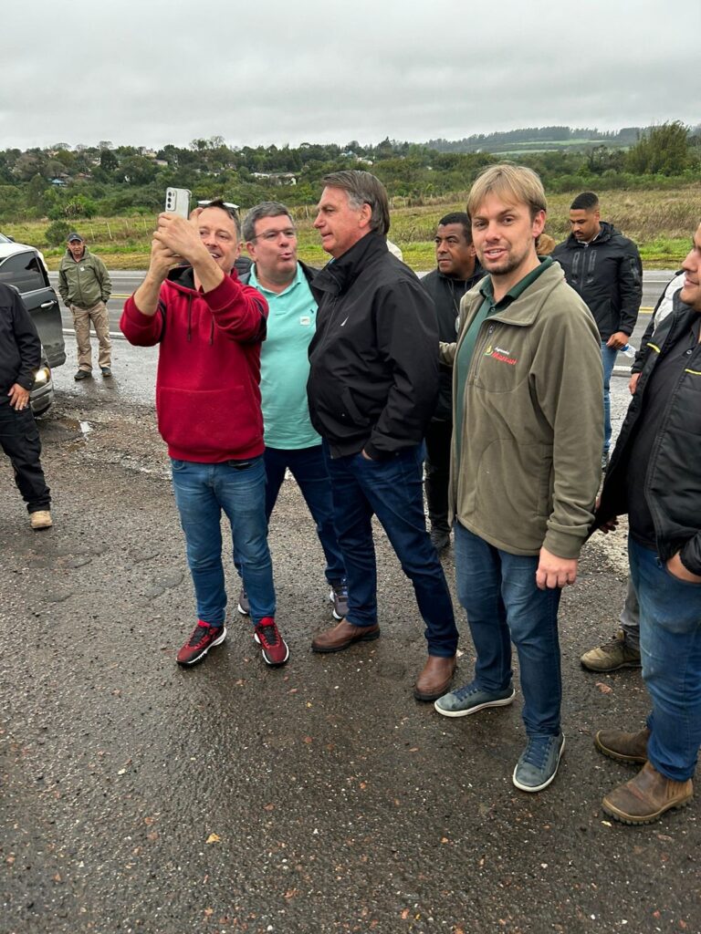 Rápida parada de Bolsonaro na Br 392, em São Sepé, atraiu multidão de simpatizantes na quinta feira 12/09.