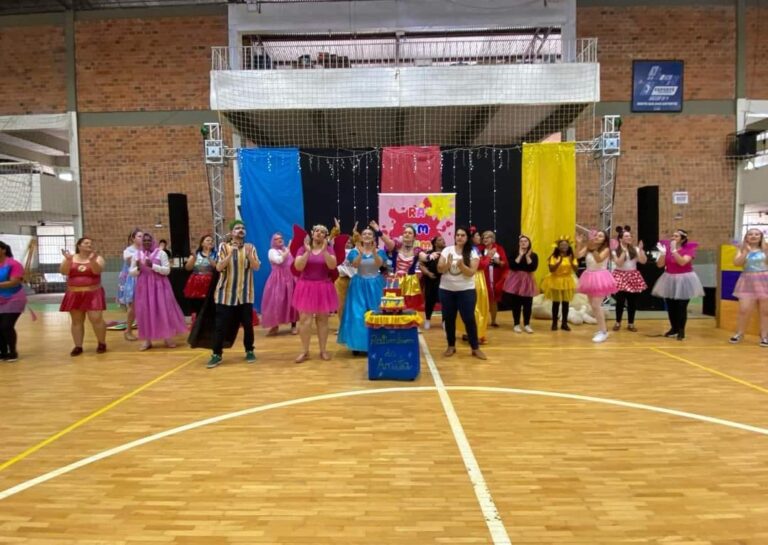 Ginásio Nery Bueno Lopes recebeu o espetáculo “Ratimbum da Anita”, nesta sexta-feira 18.