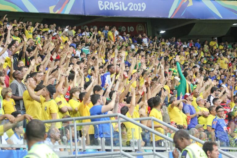 A Seleção brasileira desembarcou em Salvador, após empate em 1 a 1 com a Venezuela, na última quinta-feira, no Monumental de Maturín.