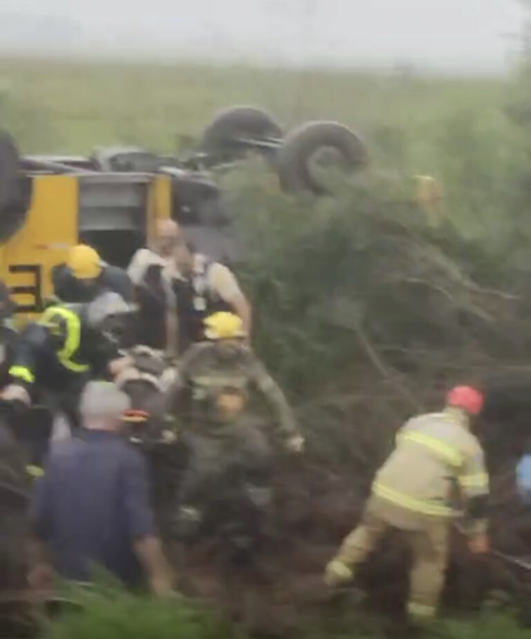 Carro forte capota na BR-392 entre Santa Maria e São Sepé