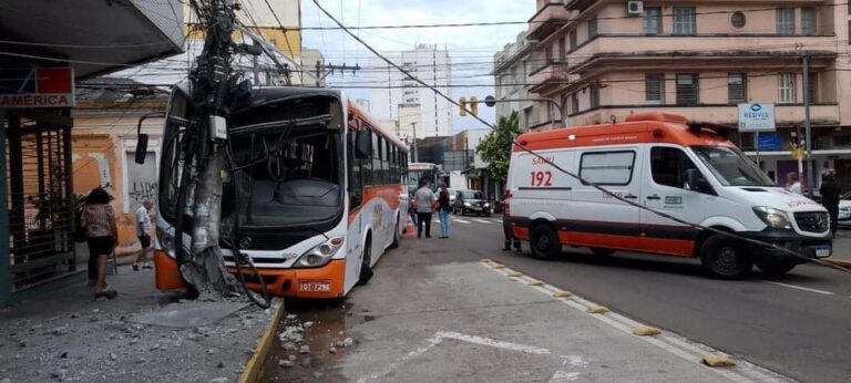 Acidente com ônibus afetou o trânsito no centro de Santa Maria.