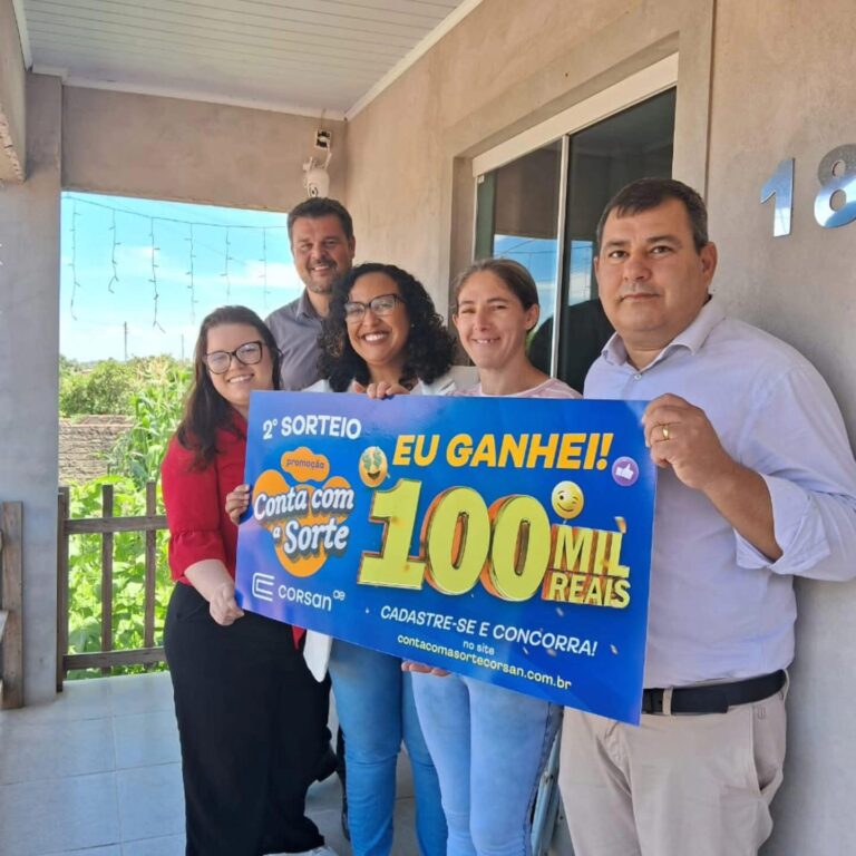 Sepeense ganhadora dos R$ 100 mil da campanha “Conta com a Sorte, Corsan” recebe cheque simbólico.
