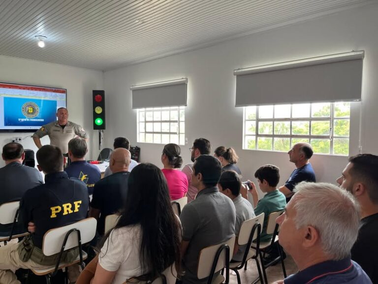 O Consórcio de Formigueiro entregou equipamentos comprados oriundos de emendas dos vereadores.