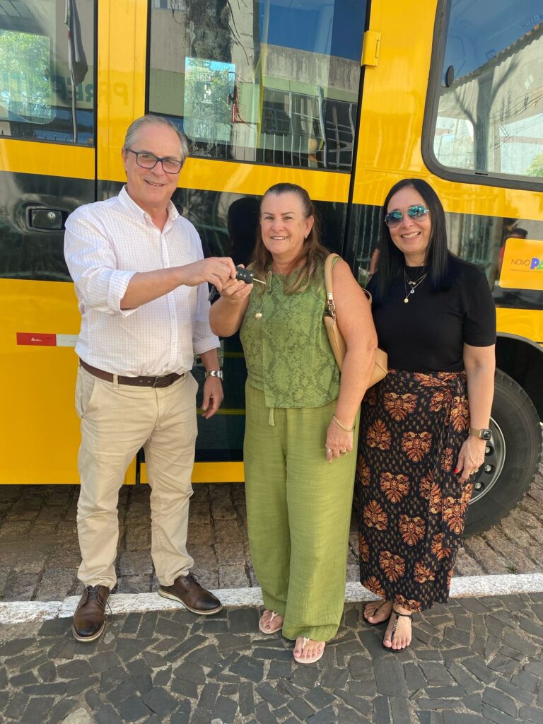 Secretaria de Educação adquire ônibus