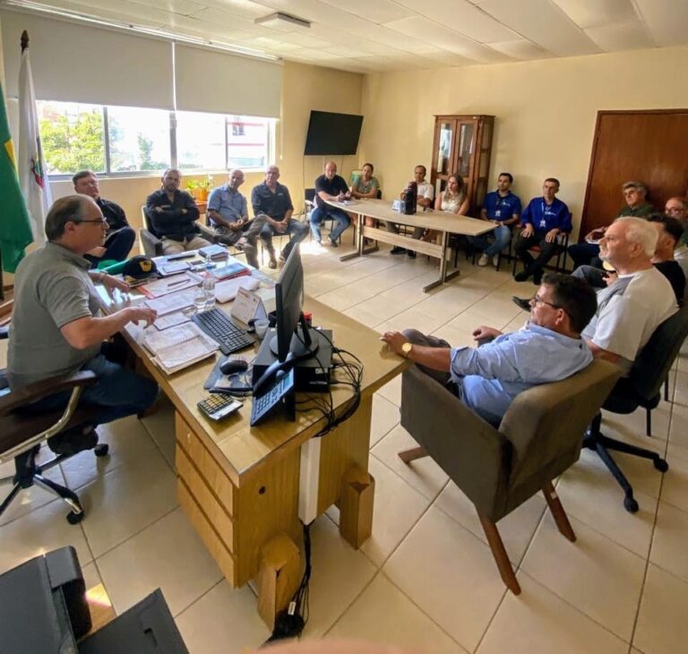 Prefeito reúne-se com corretores de imóveis locais