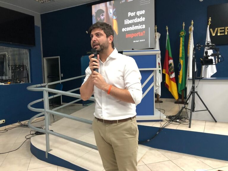 Deputado estadual Felipe Camozzato participou na noite da última quarta-feira, 26/03, de uma palestra no plenário da Câmara Municipal de São Sepé.
