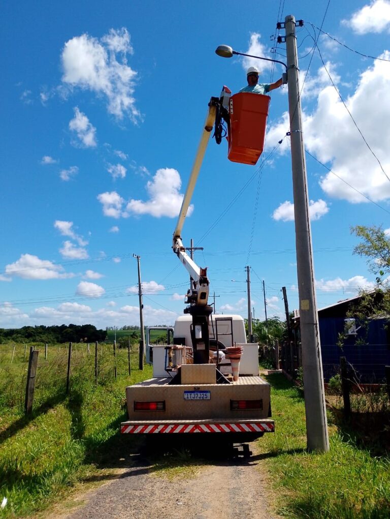 Secretaria da Infraestrutura realiza troca de lâmpadas