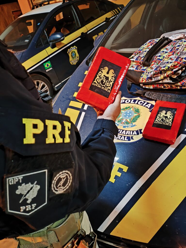 PRF prende traficante com dois quilos de cocaína em ônibus em Santa Maria