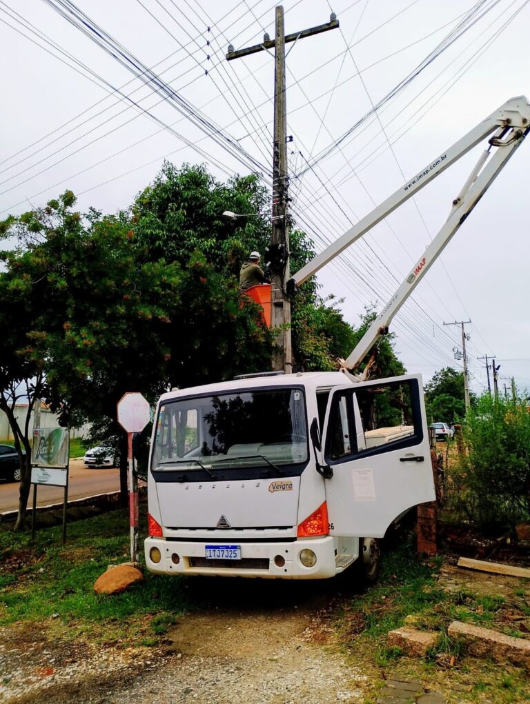 Secretaria de obras realiza substituição de lâmpadas no Bairro Pontes.