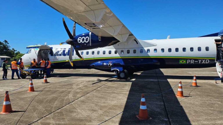 Voo da companhia aérea Azul é interrompido em Santa Maria após passageiro tentar abrir porta de emergência.