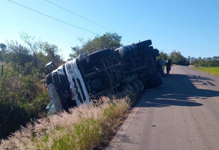 Carreta com carga de arroz tombou na ERS-149 no Passo das Tunas.