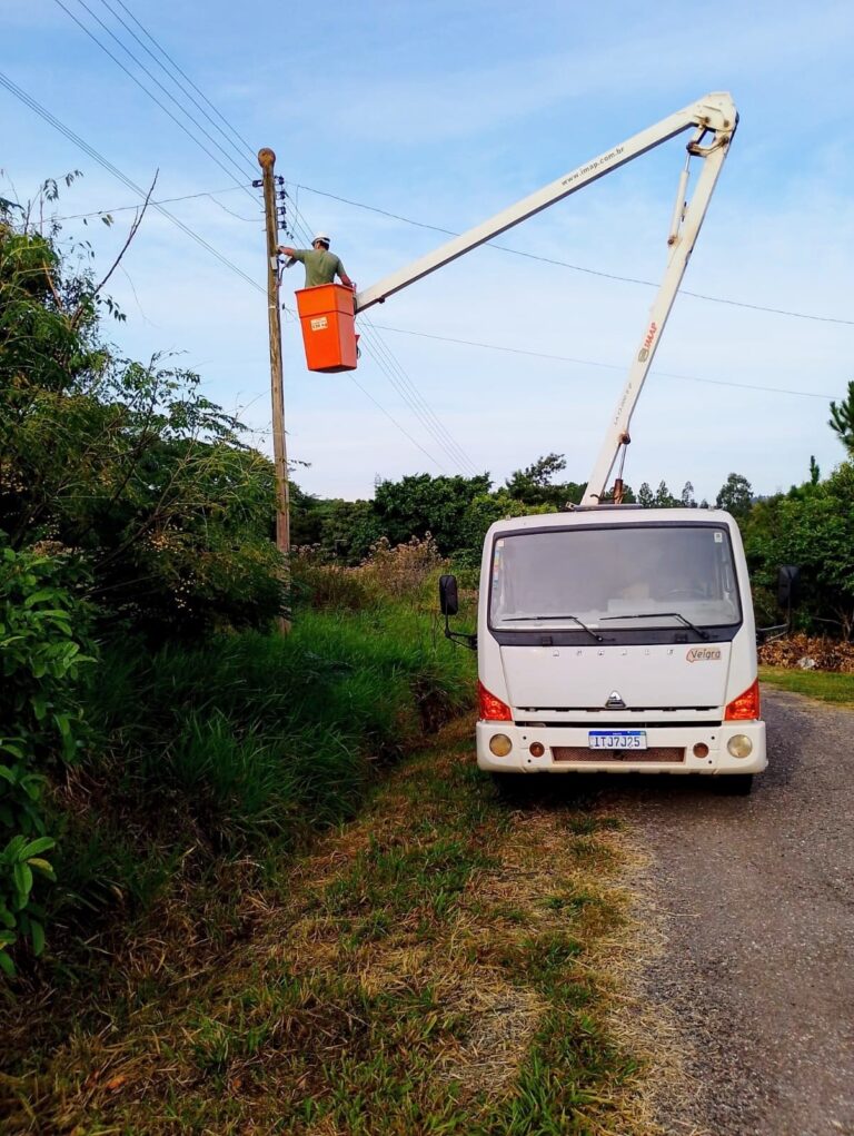Secretaria de Infraestrutura realiza troca de lâmpadas no bairro Pontes