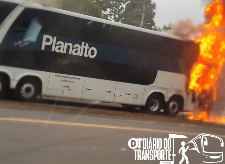 Ônibus da Planalto transportes pega fogo durante viagem Santa Maria/Porto Alegre. Ninguém se feriu.