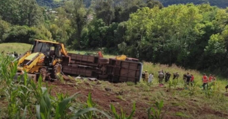 Grave acidente com ônibus de estudantes da UFSM deixa sete mortos.
