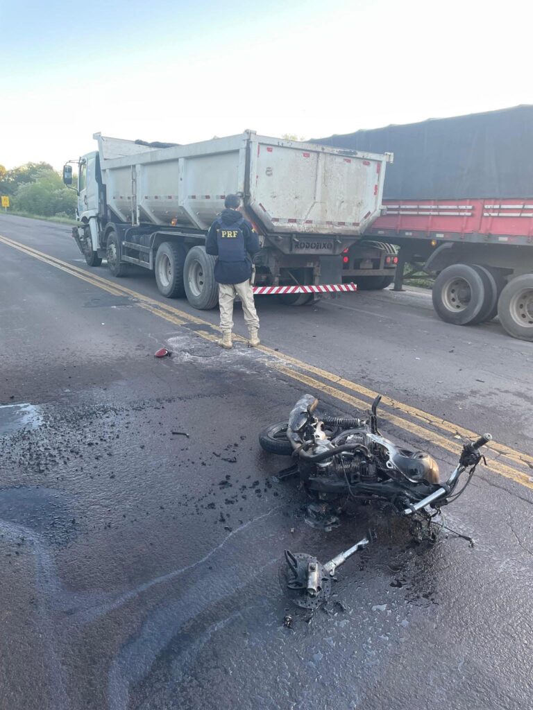 Acidente na Br 158 envolvendo motocicleta e caminhão deixa uma vítima fatal.