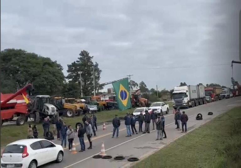 PARALISAÇÃO DOS AGRICULTORES NA BR- 392 EM FRENTE AO POSTO COTRISEL.