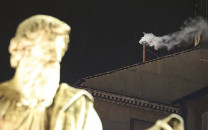 Fumaca-branca-sinalizando-eleicao-do-papa-Francisco-em-2013